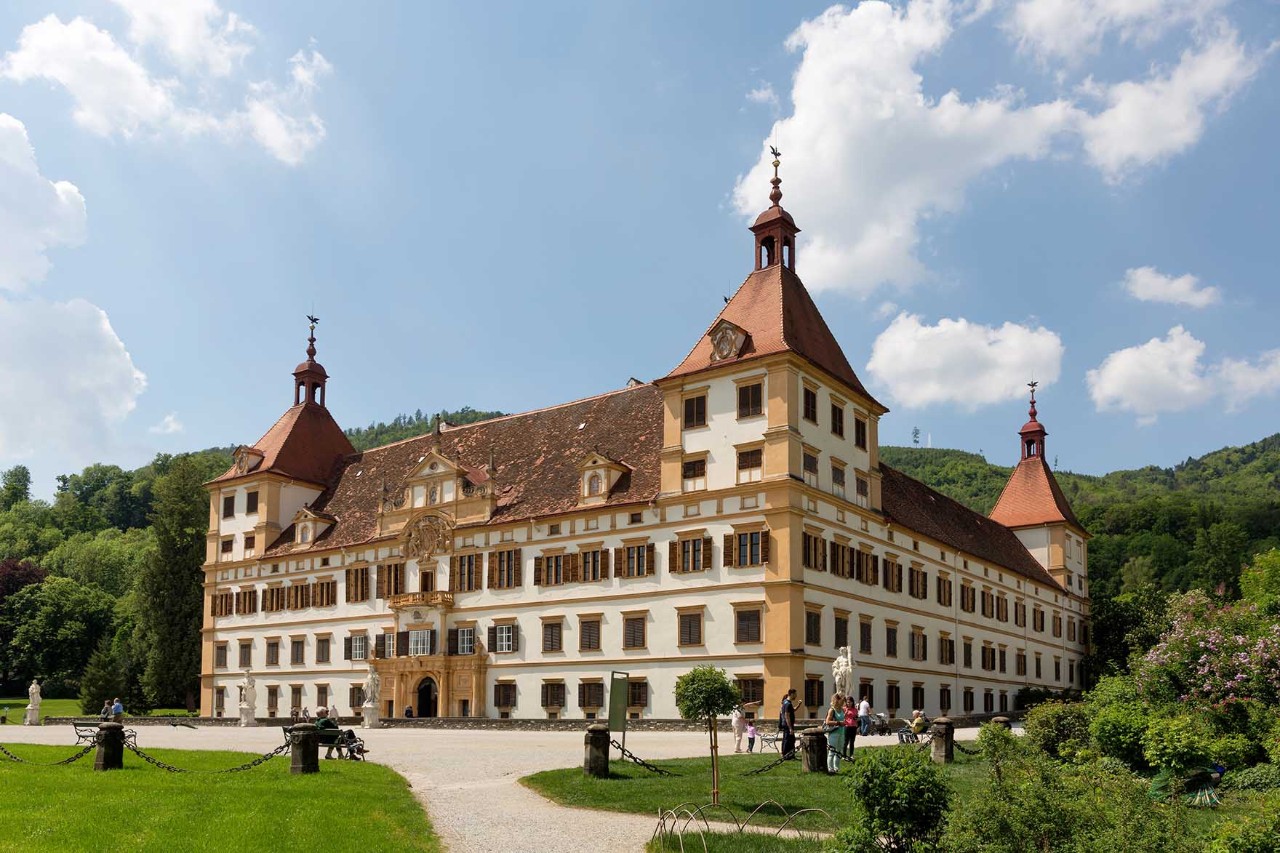 Schloss Eggenberg in Graz mit barocker Fassade und gepflegtem Schlosspark.