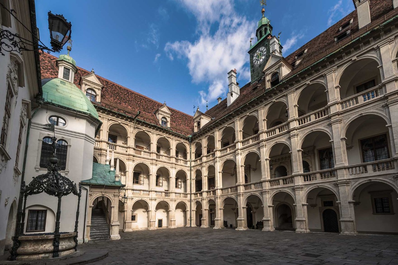 Arkadengang im Landhaus Graz mit Rundbögen und verziertem Säulengang.