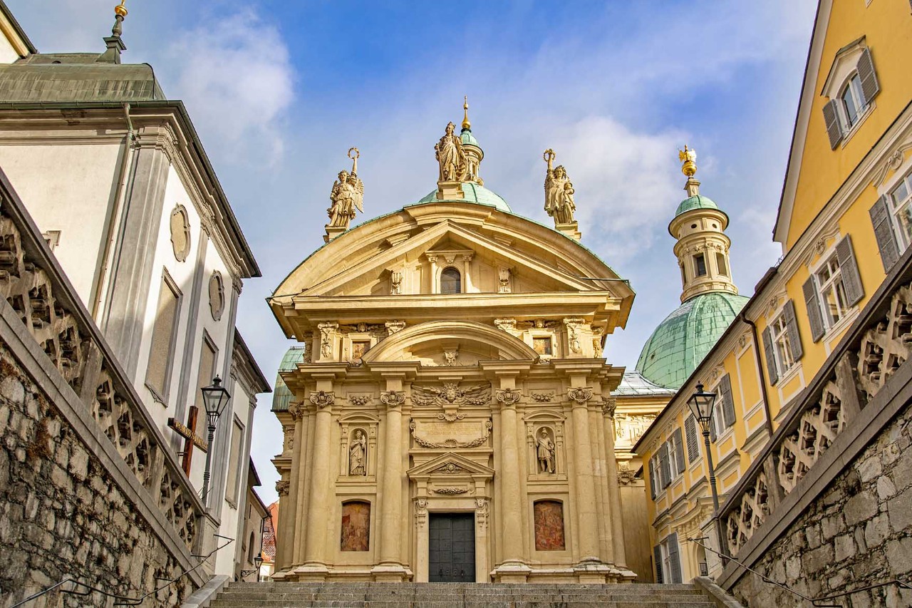 Barockes Mausoleum in Graz mit blauer Kuppel und reicher Fassadengestaltung.