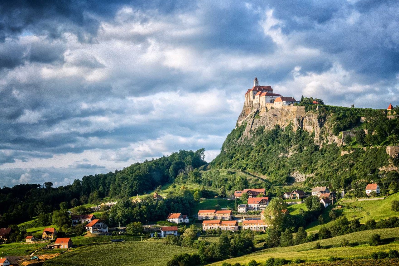 Riegersburg auf Vulkanfelsen mit Mauern, Türmen und Blick über die Landschaft.