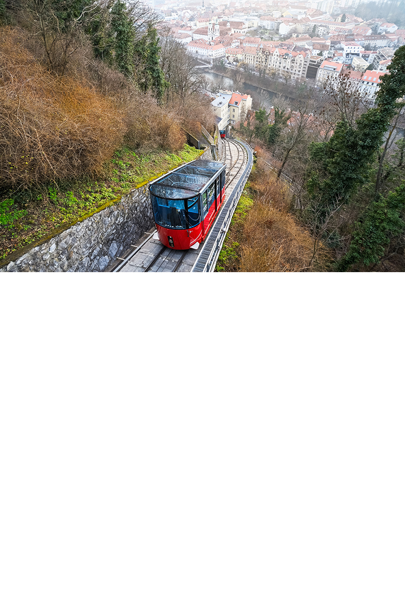 Zahnradbahn am Grazer Schlossberg mit steiler Schiene im Grünen.