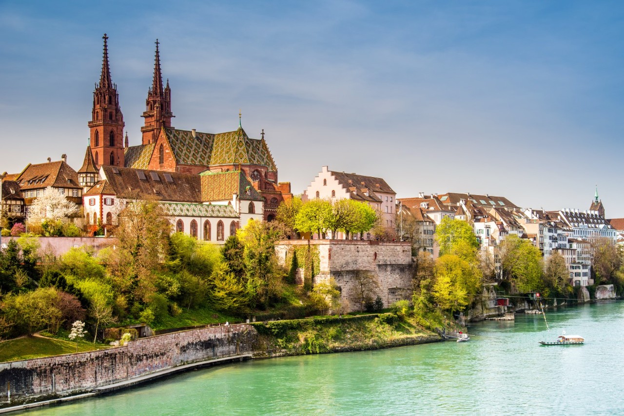 Rheinufer mit Altstadt, Bäumen und rotes Münster mit zwei Türmen 