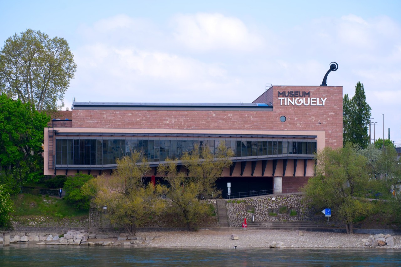 Tinguely Museum mit roten Backsteinen und Glas-Panoramafenster am Rheinufer 
