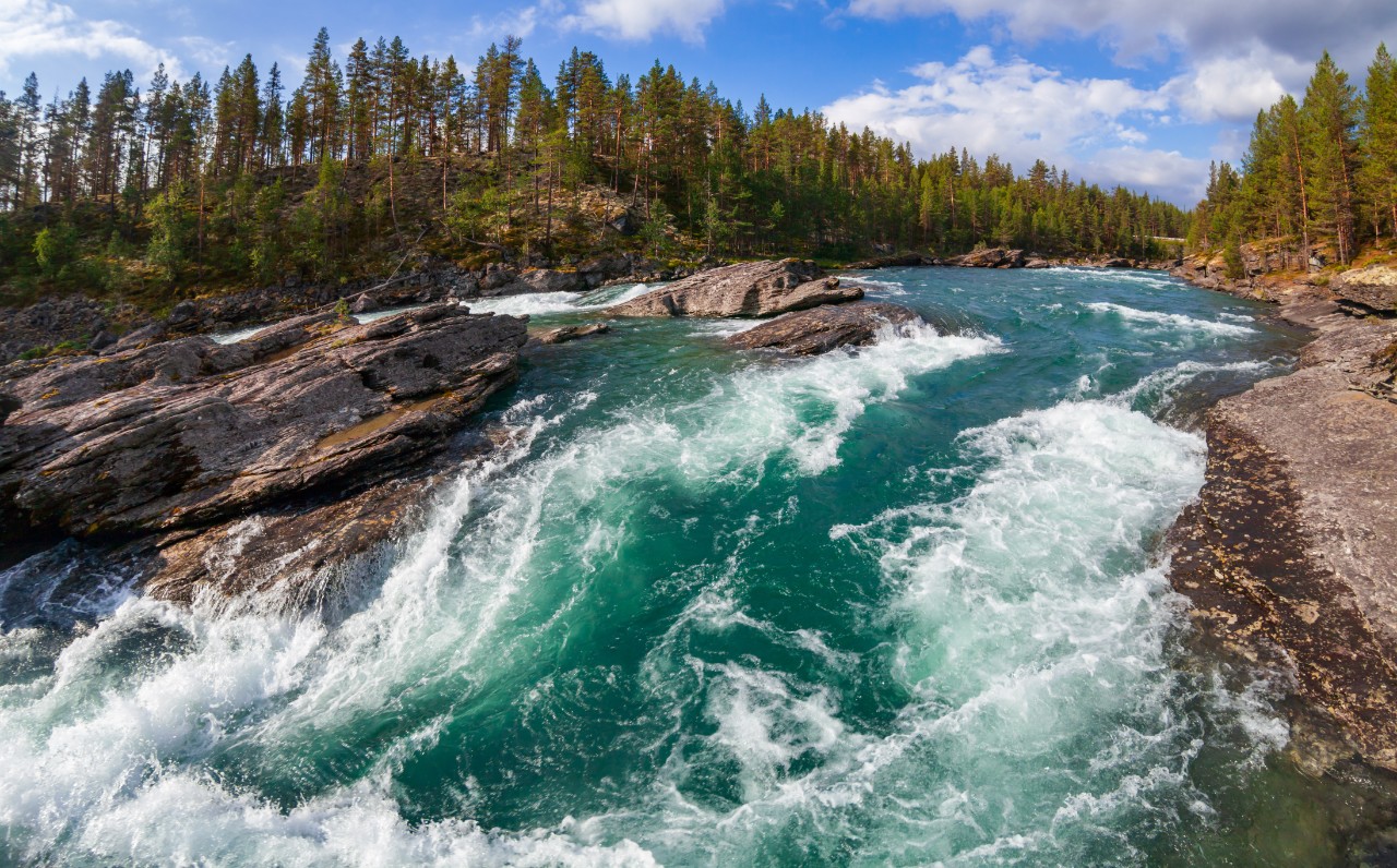 Wild fließender Fluss Sjoa mit Felsen im norwegischen Inland.