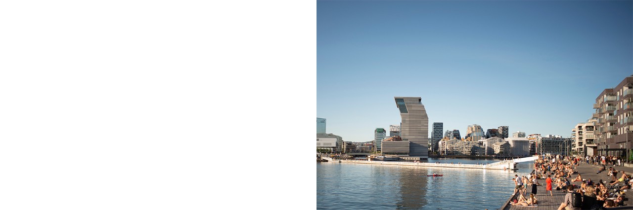 Moderne Gebäude in Oslo direkt am Wasser, teils mit Glasfassaden.