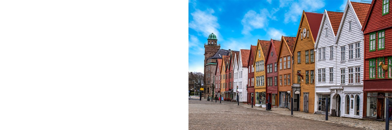 Bunte Holzhäuser der Bryggen in Bergen am Wasser bei Tageslicht.