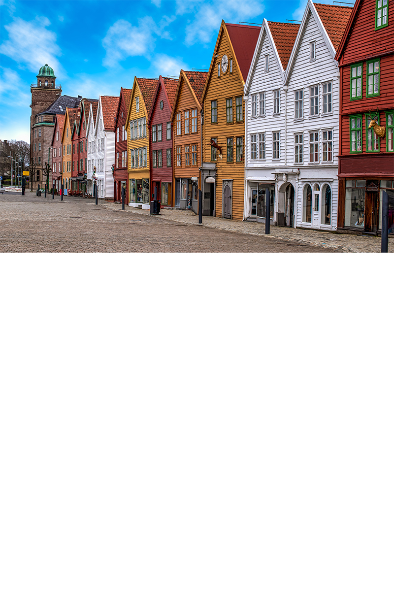 Bunte Holzhäuser der Bryggen in Bergen am Wasser bei Tageslicht.