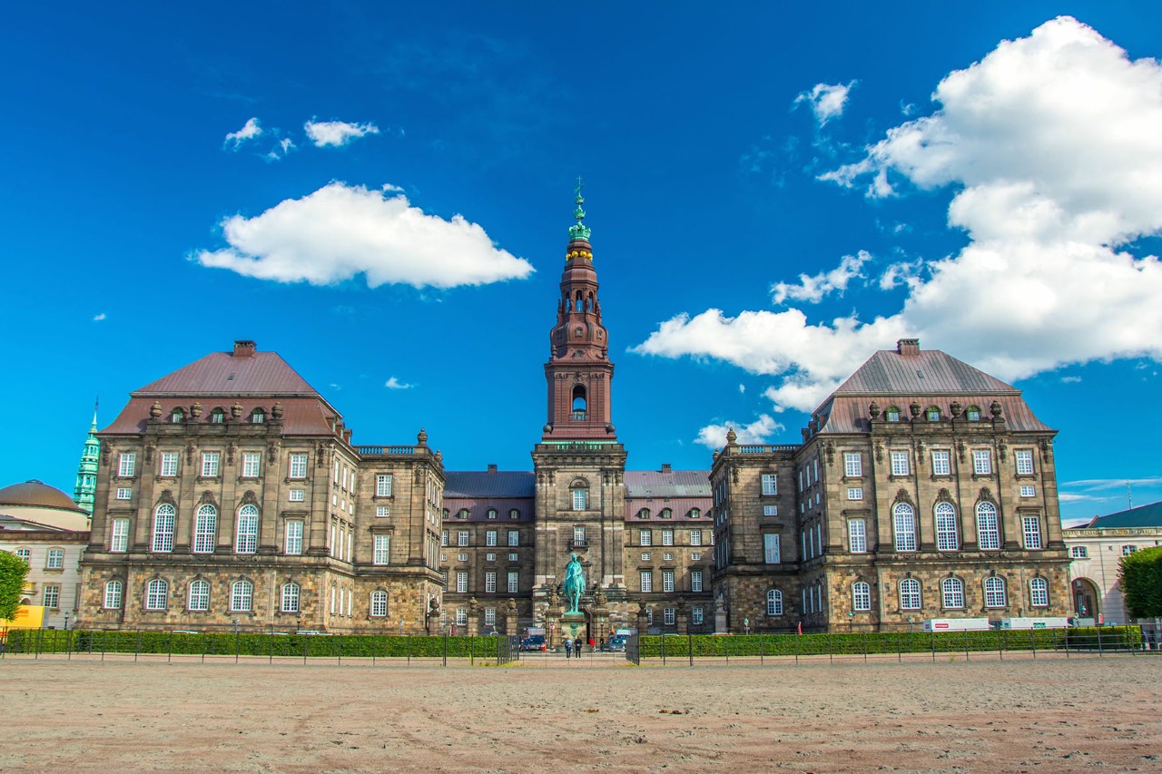 Außenansicht von Schloss Christiansborg mit seiner markanten Turmspitze.