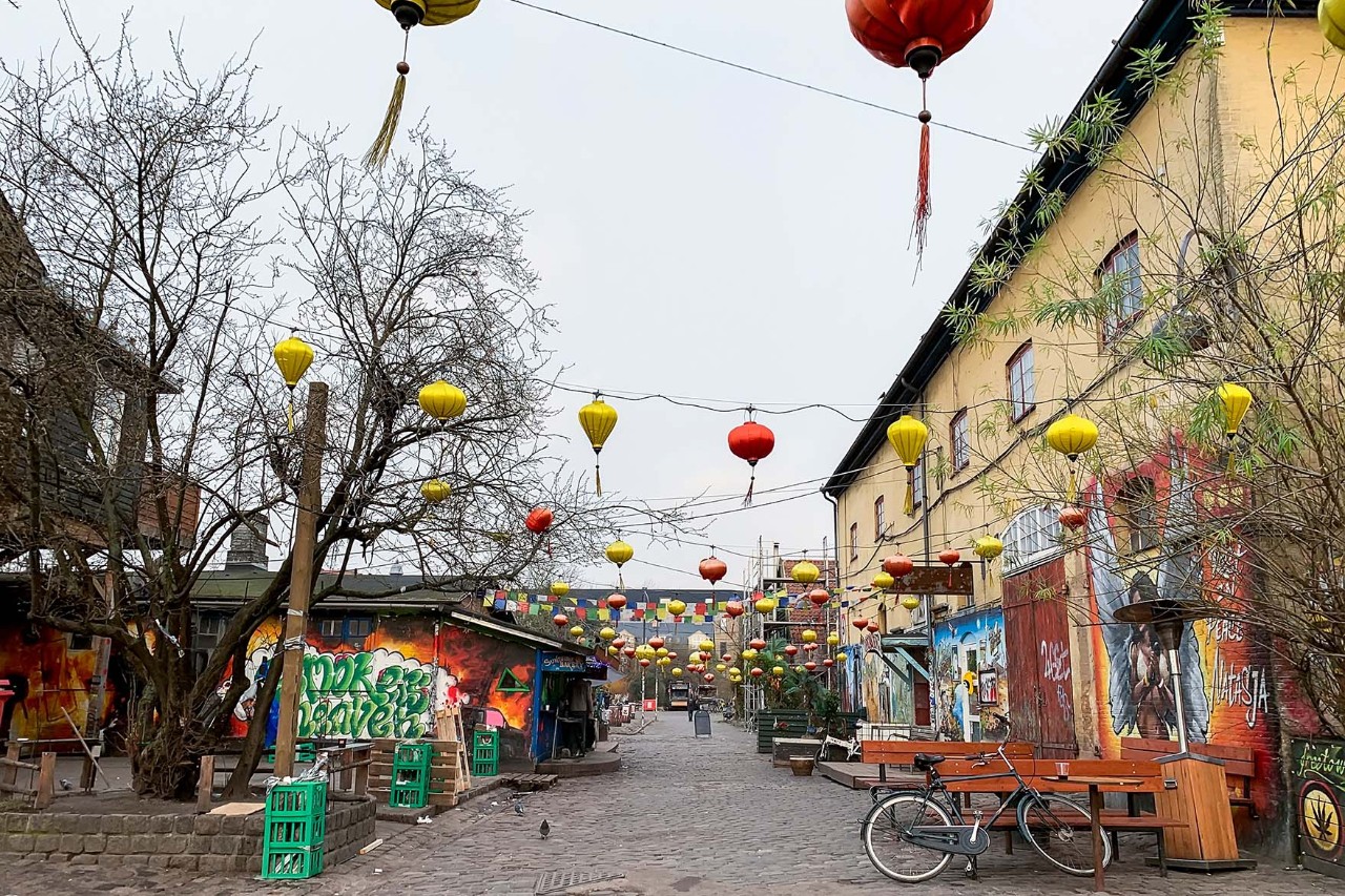 Bunte Häuser und Graffiti in der alternativen Freistadt Christiania.