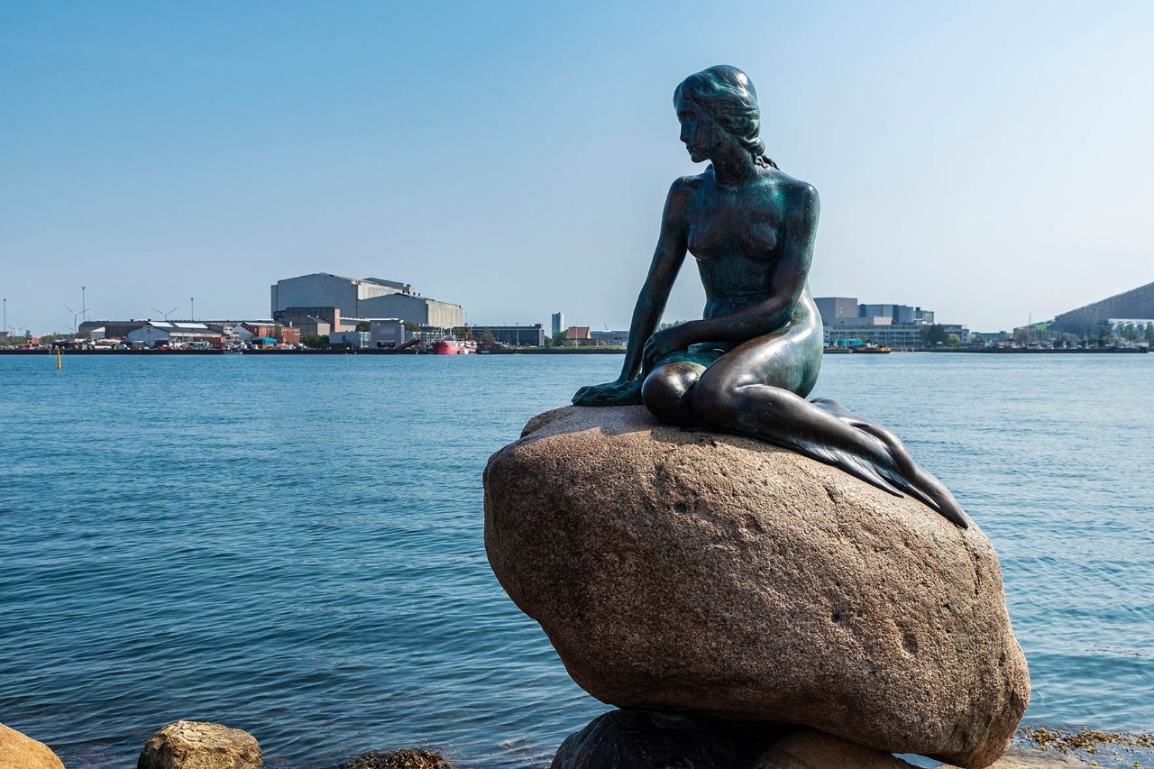 Bronzestatue der Kleinen Meerjungfrau am Wasser in Kopenhagen.