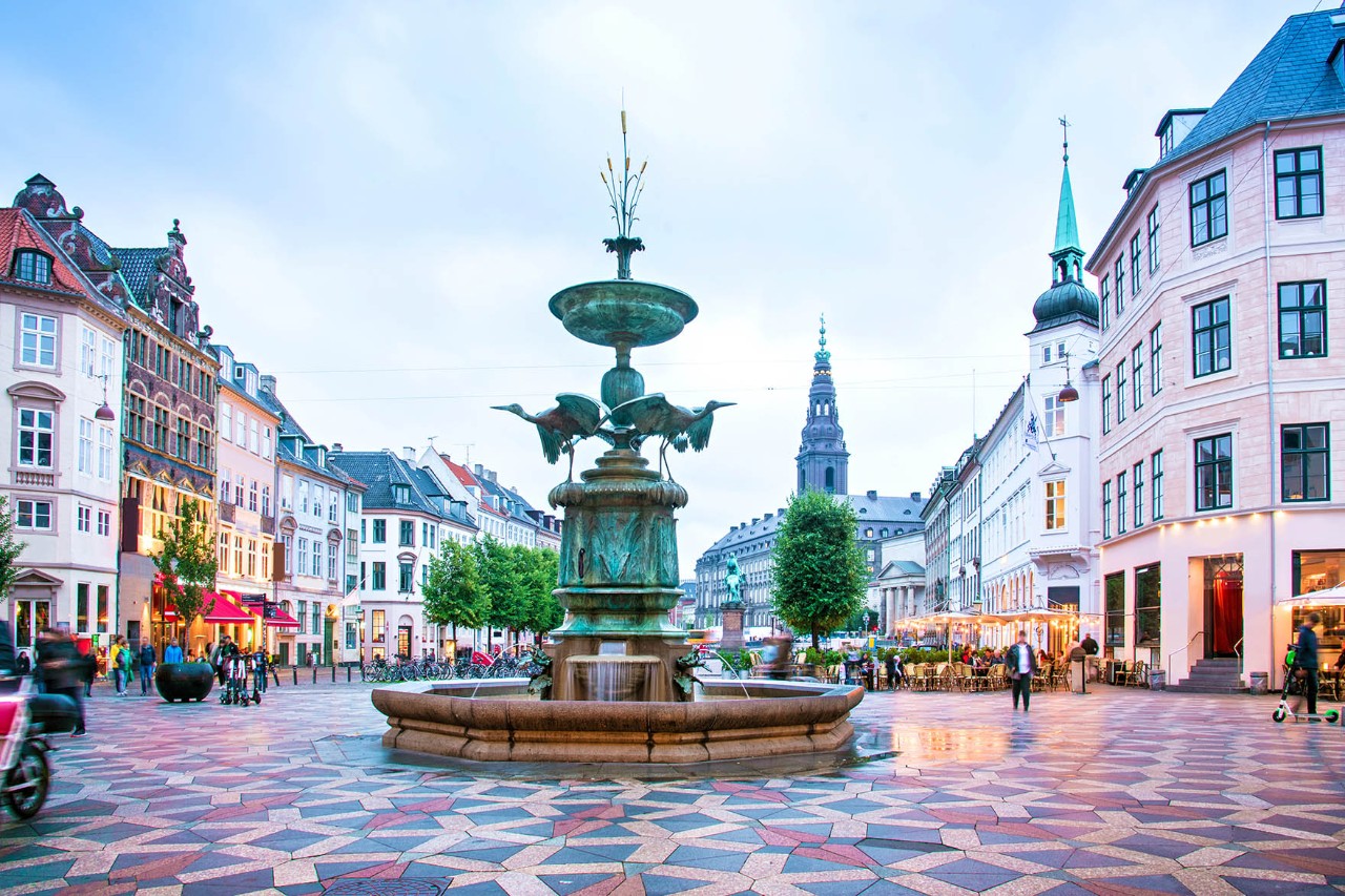 Brunnen auf der Strøget-Fußgängerzone mit Passanten in Kopenhagen.