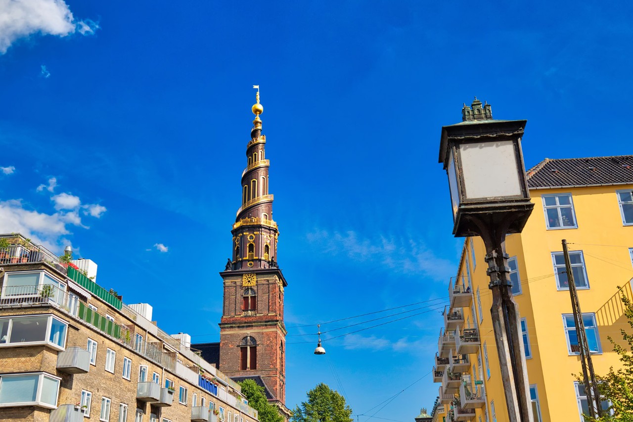 Vor Frelsers Kirke mit Außentreppe zur Turmspitze in Kopenhagen.