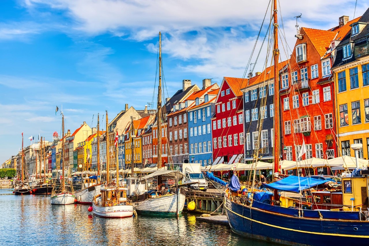 Bunte Giebelhäuser am Kanal im Hafenviertel Nyhavn in Kopenhagen.