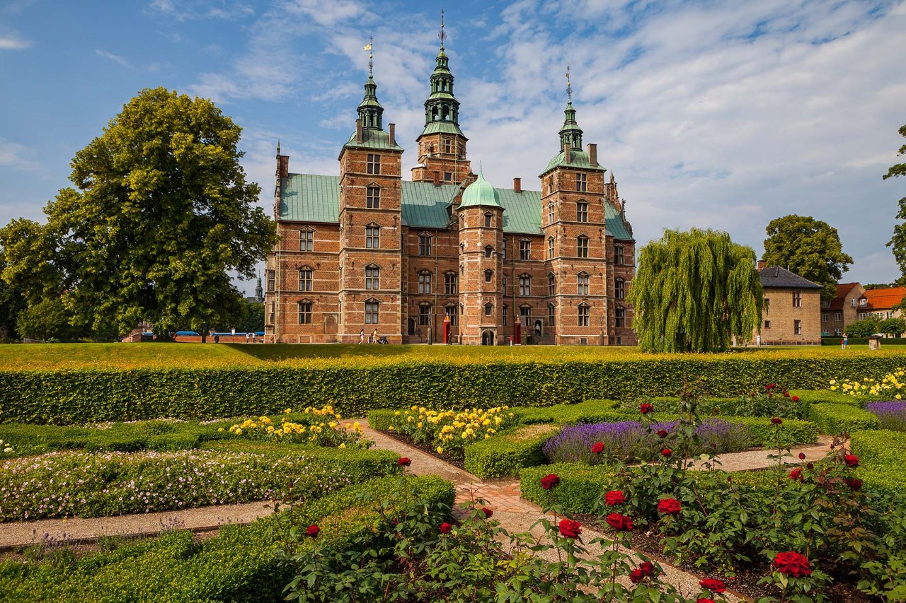 Schloss Rosenborg mit gepflegtem Garten und historischem Mauerwerk in Kopenhagen.