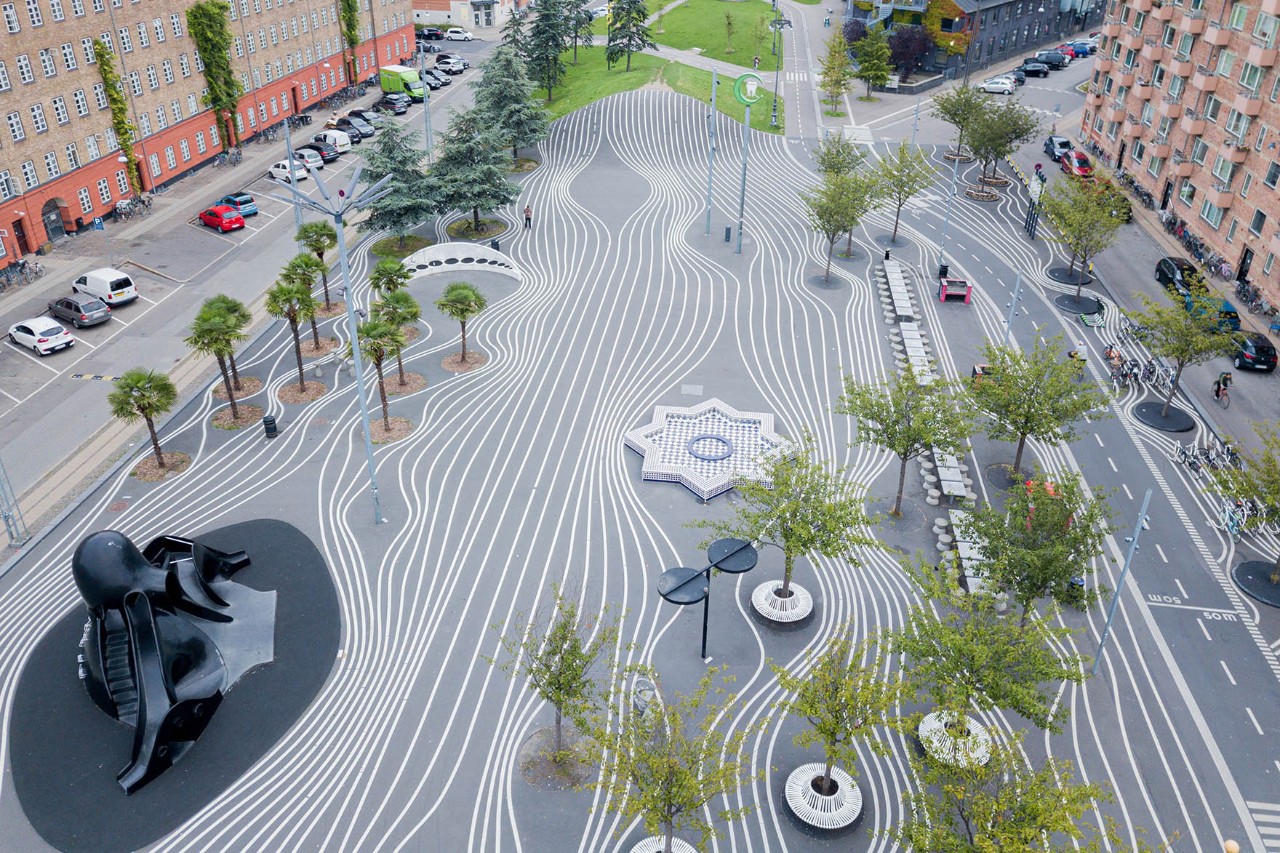 Bunter Abschnitt des Superkilen-Parks mit internationalen Designelementen.