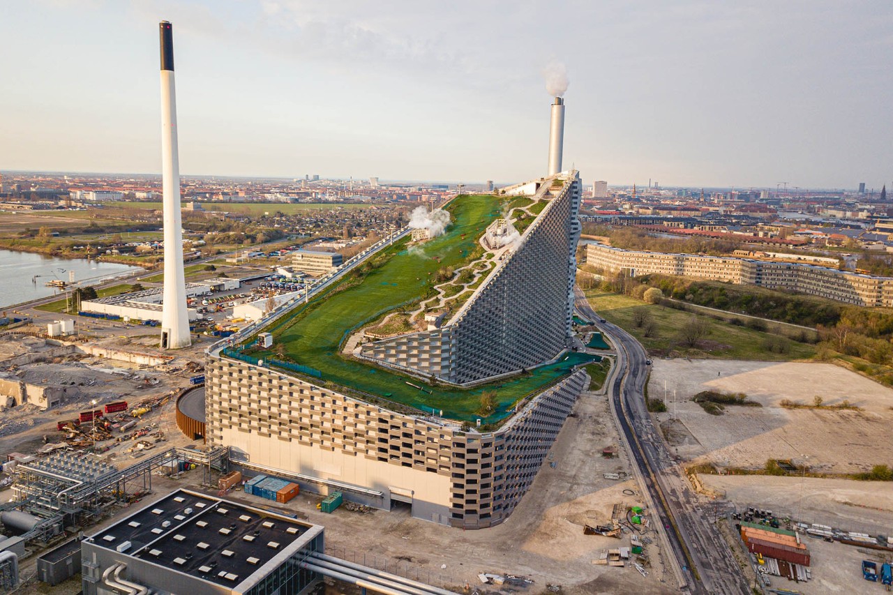 Amager Bakke mit Skipiste auf dem Dach und moderner Architektur.