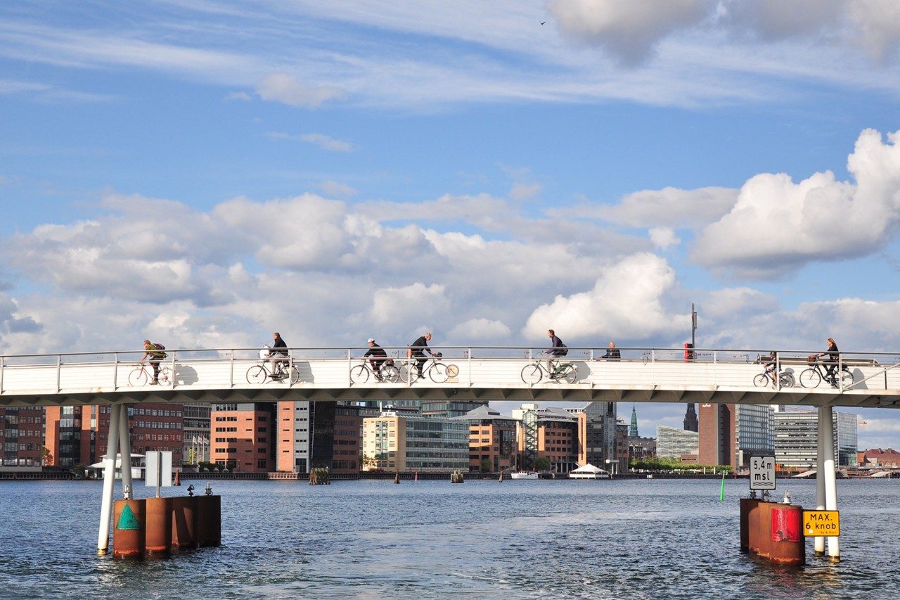 Radfahrerende auf einer Fahrradbrücke in Kopenhagens Innenstadt.