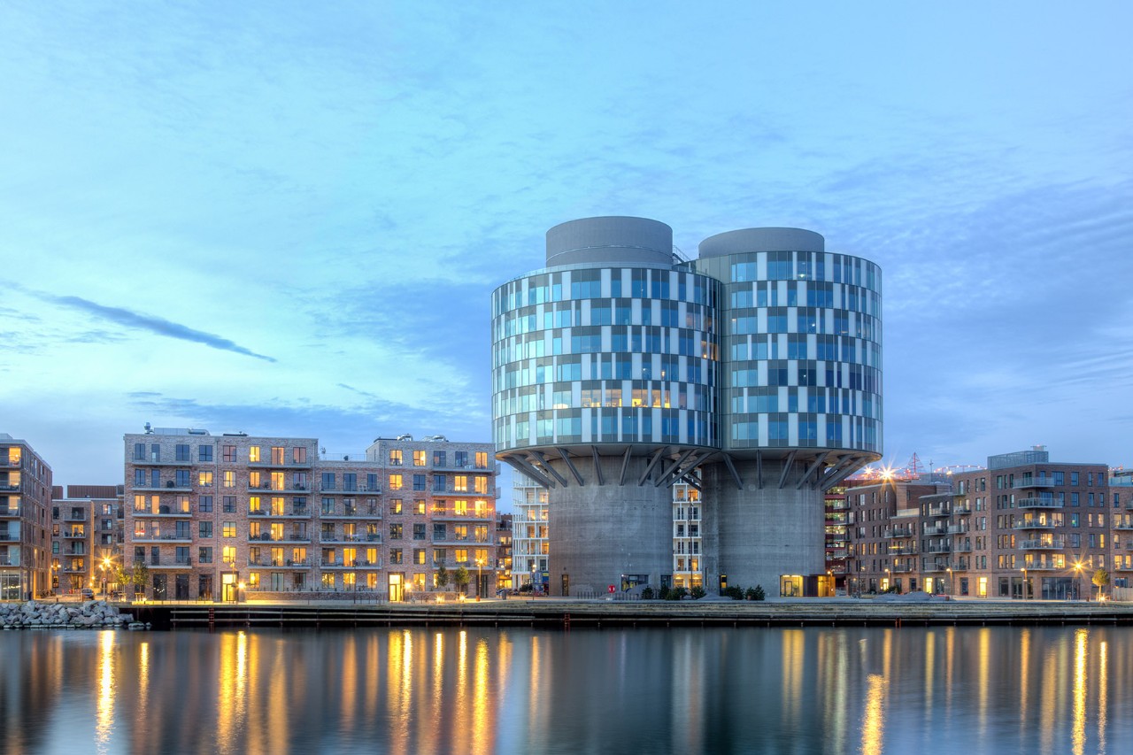 Moderne Gebäude und Promenade im nachhaltigen Viertel Nordhavn in Kopenhagen.
