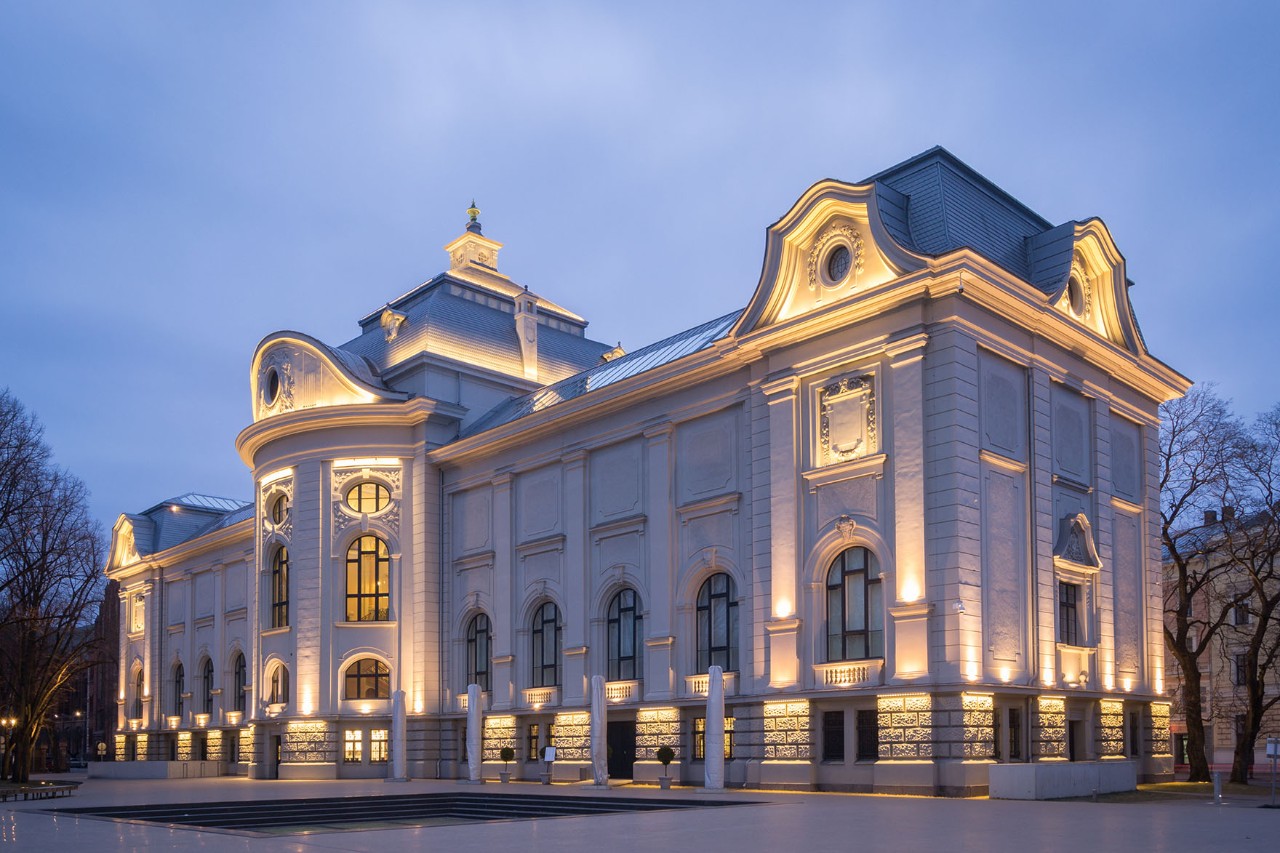 Nationales Kunstmuseum mit Kuppel und klassizistischer Fassade bei Sonne.