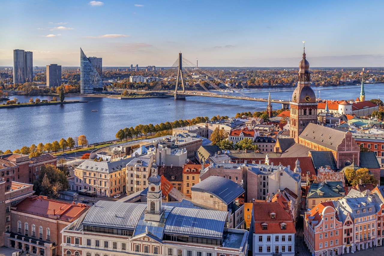 Stadtpanorama der Altstadt mit St.-Petri-Kirche und Düna im Hintergrund.
