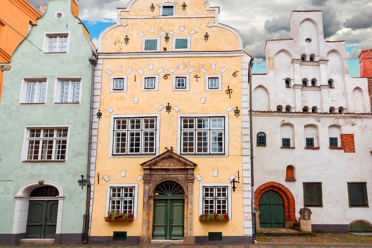 Hanseatische Giebelhäuser „Drei Brüder“ mit Stufendach und Zierfassade.