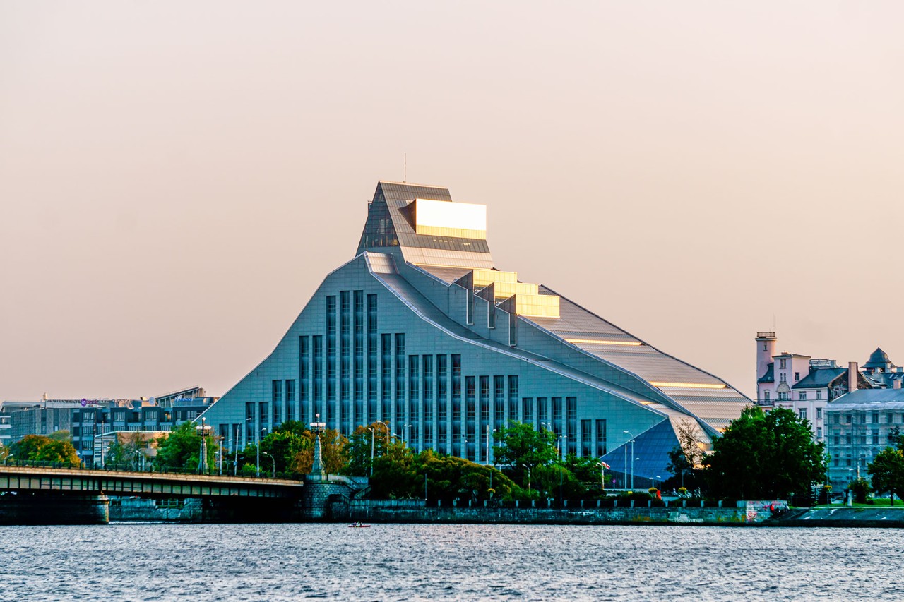 Moderne Nationalbibliothek mit gläserner Stufenfassade an der Düna.