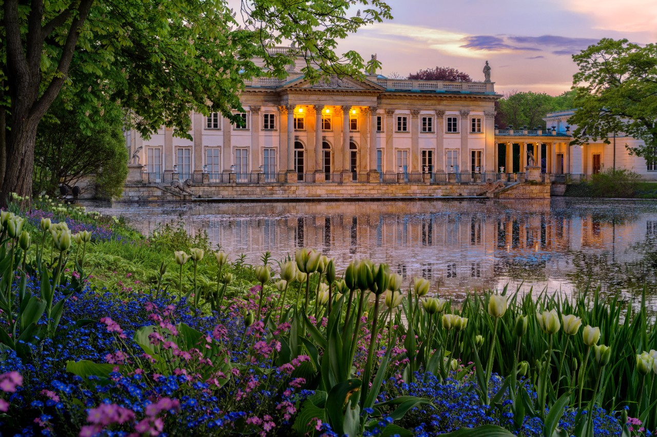 Łazienki-Park in Warschau mit klassizistischem Palast am Wasser.