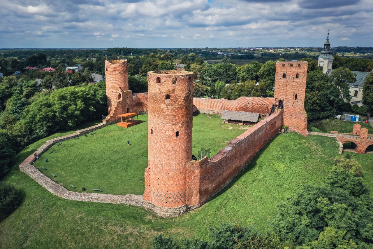 Mittelalterliche Burgruine in Czersk mit Rundtürmen aus Backstein.