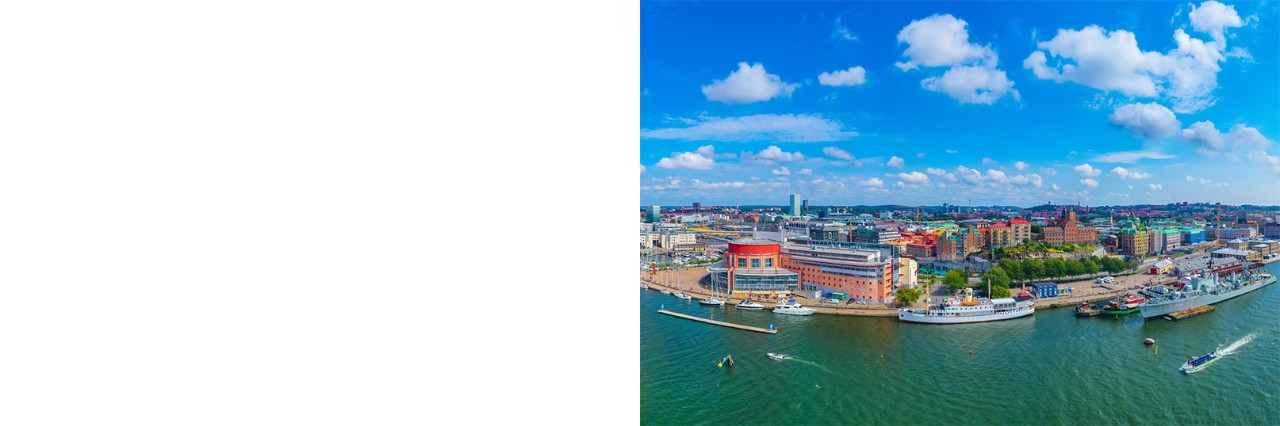 Panoramablick auf Göteborg, Wasser mit Booten, blauer Himmel, Skyline 