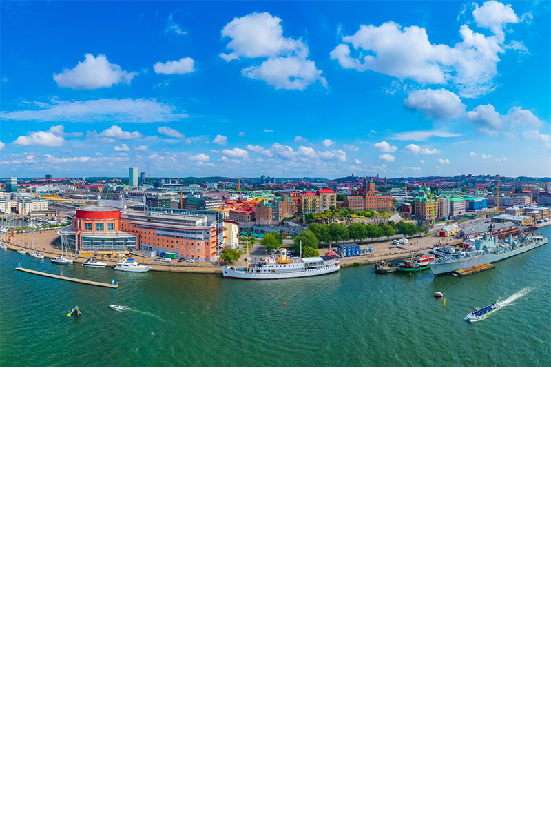 Panoramablick auf Göteborg, Wasser mit Booten, blauer Himmel, Skyline 