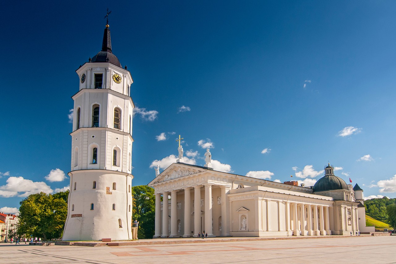 Klassizistische Kathedrale St. Stanislaus mit freistehendem Glockenturm in Vilna.