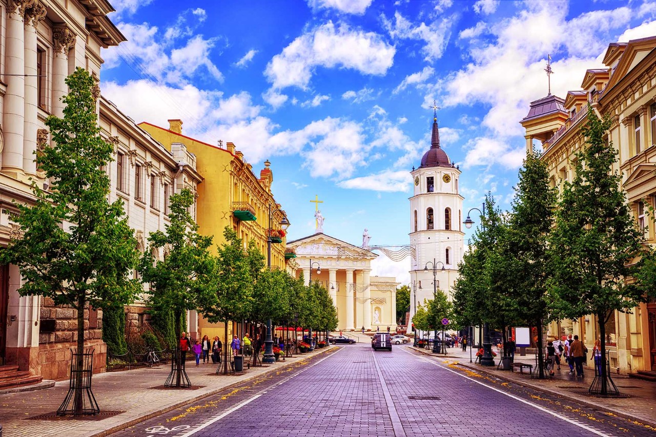 Gediminas-Boulevard mit Flaniermeile zwischen Altstadt, Kathedrale und Parlament.