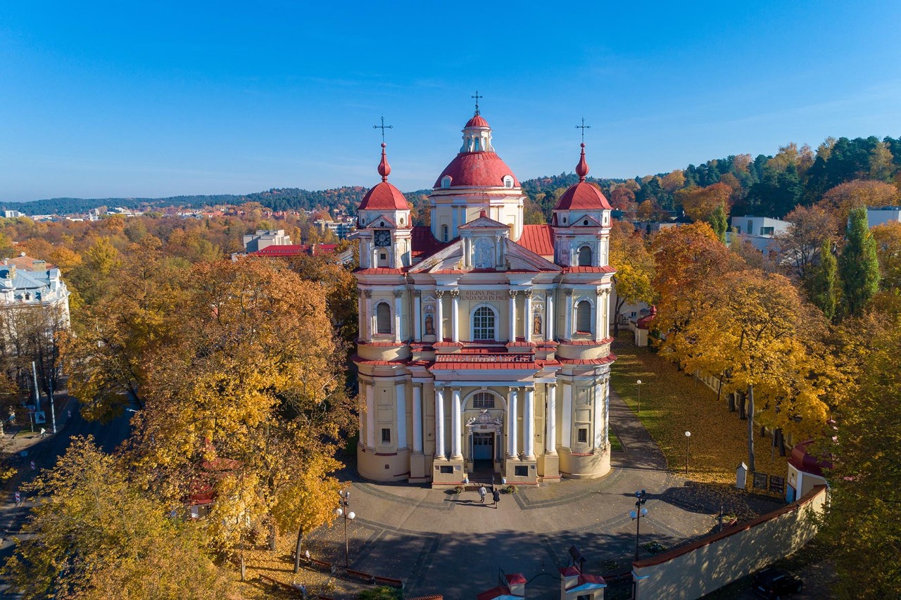 Spätbarocke St. Peter-und-Paul-Kirche mit reicher Fassade in Vilna.