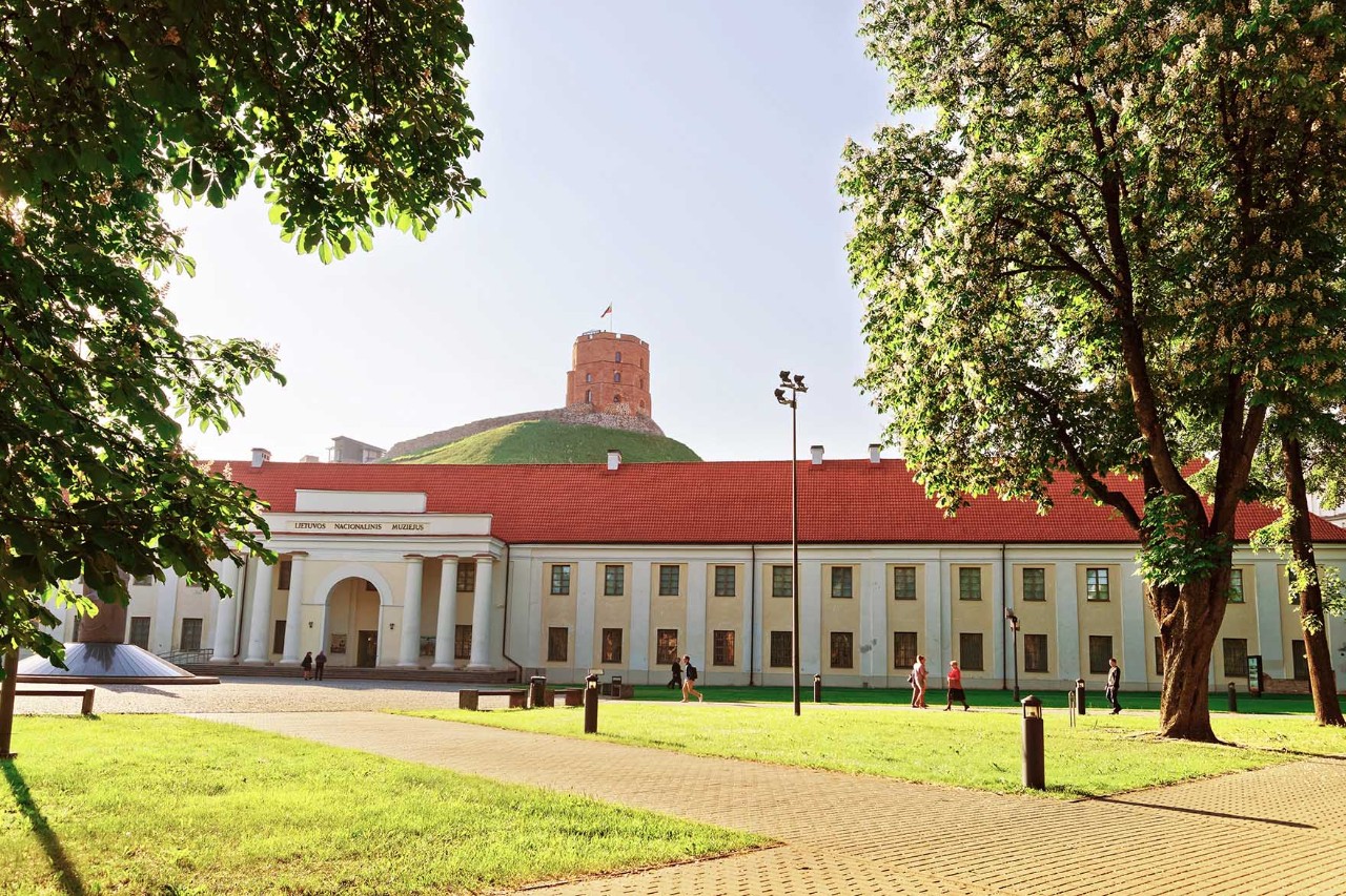 Nationalmuseum mit Blick auf den eckigen Gediminas-Turm in Vilna.