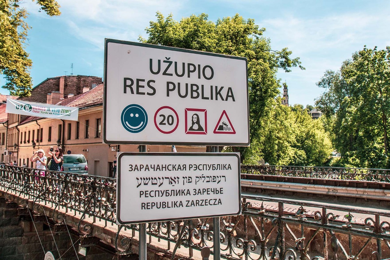 Eingangsschild der Künstlerrepublik Užupis mit eigener Verfassung in Vilna.