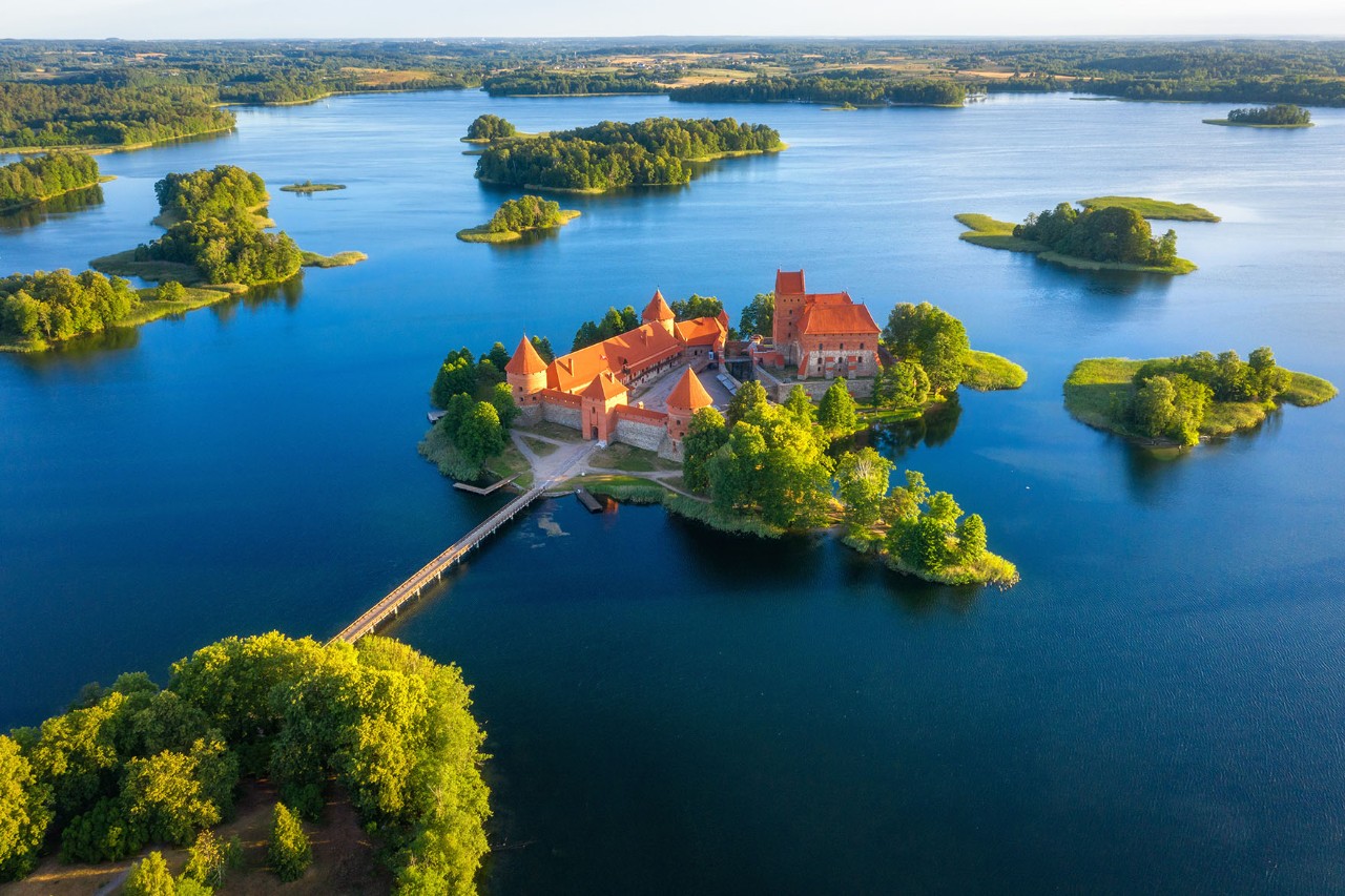 Luftbild der Wasserburg Trakai inmitten einer idyllischen Seenlandschaft.
