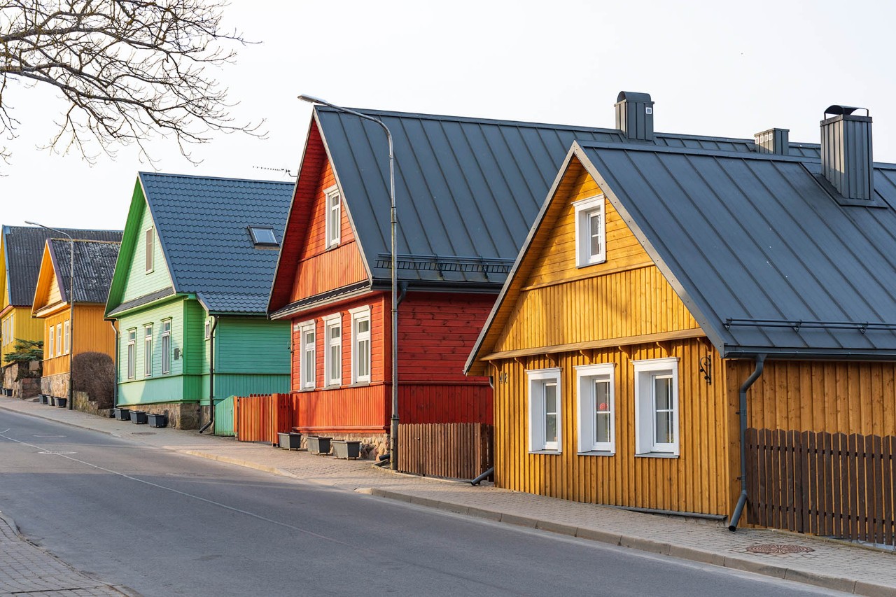 Bunte Holzhausreihe der Karäer in Trakai, Zeugnis lebendiger Tradition.