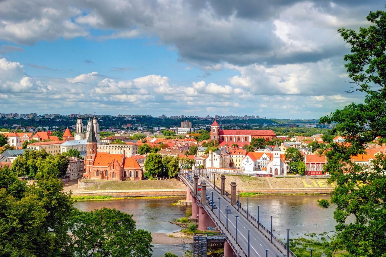 Altstadt von Kaunas mit Fluss im Vordergrund, zweitgrößte Stadt Litauens.