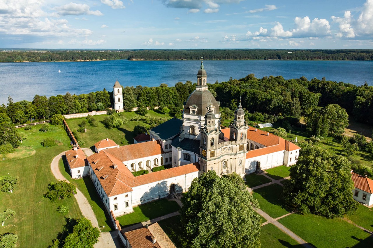 Luftbild des barocken Klosters Pažaislis bei Kaunas mit Parkanlage.