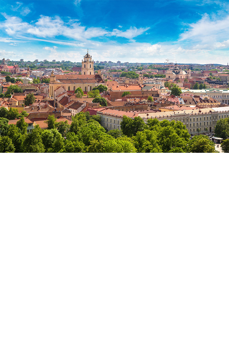 Luftbild der Altstadt von Vilna mit historischen Häusern und grünen Bäumen.