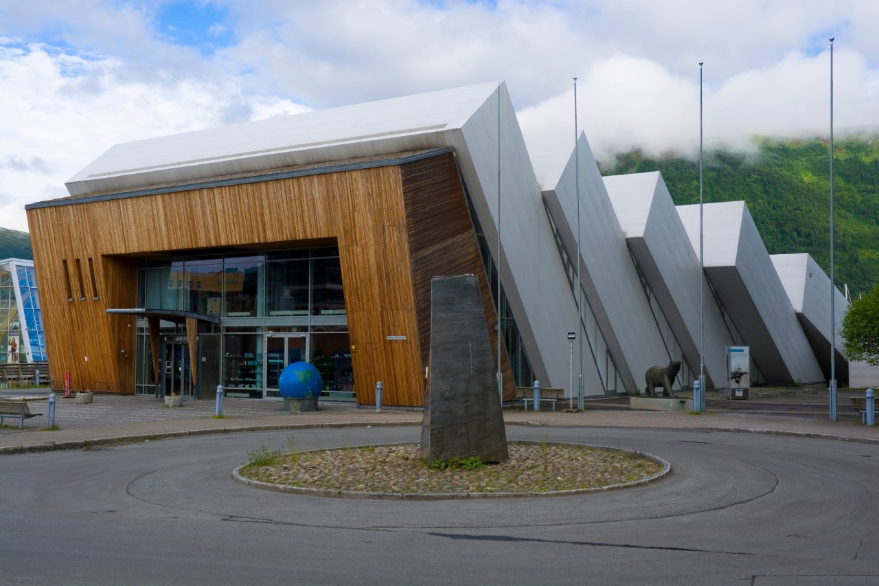 Eingang des Polaria-Museums in Tromsø mit markanter Architektur.