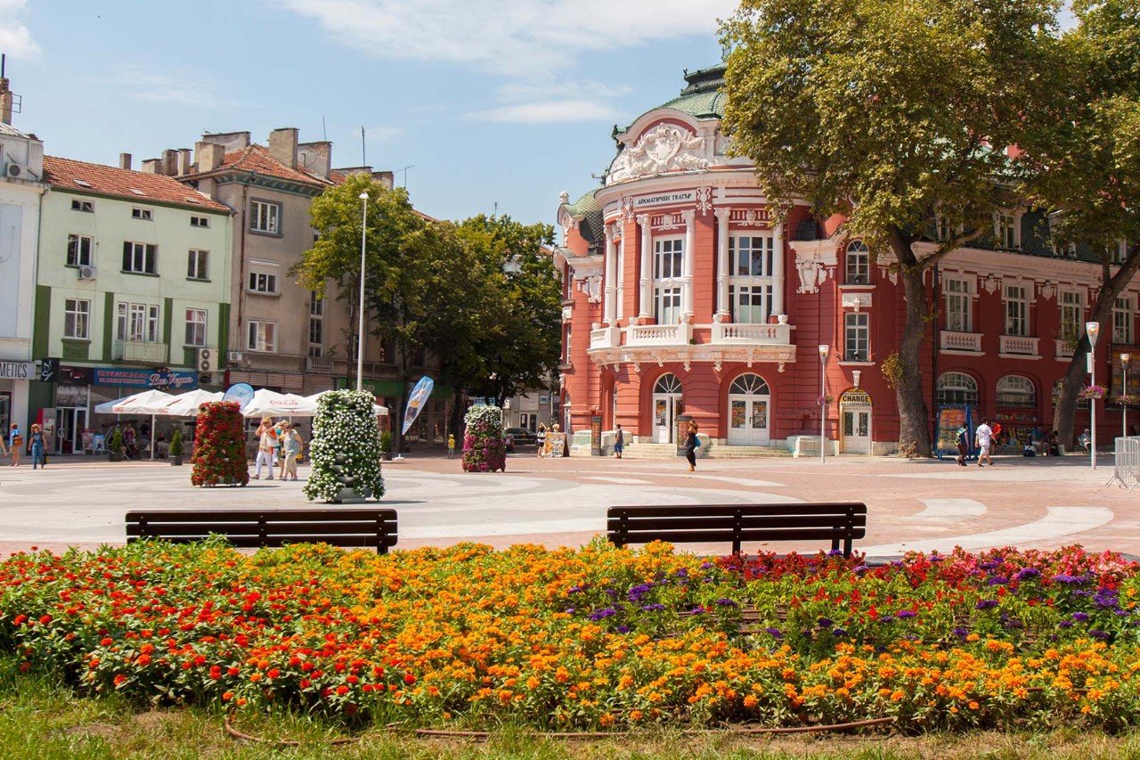 Historisches Opernhaus von Varna mit roter Fassade und Kuppel.