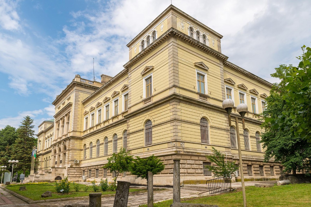 Archäologisches Museum Varna mit gelber Fassade und Rundbögen.