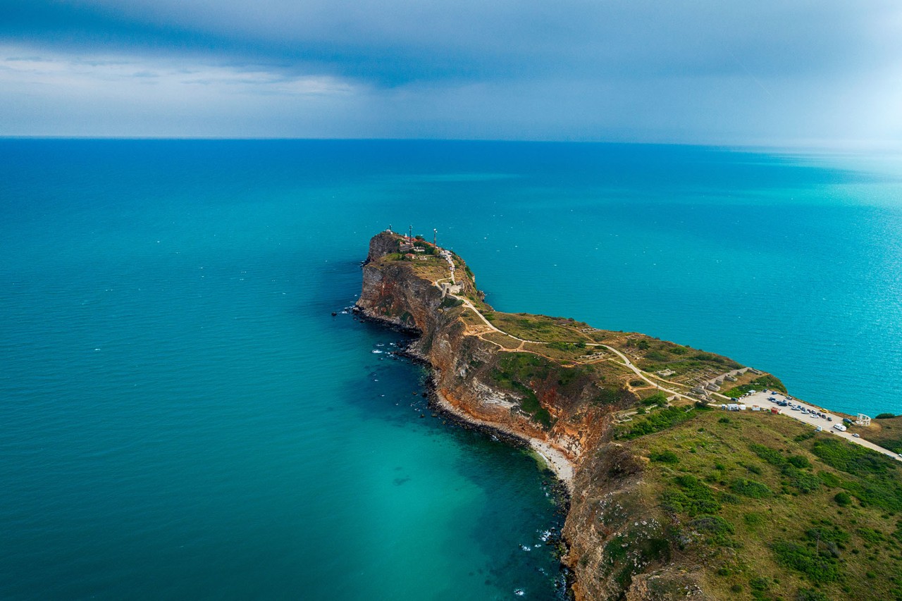 Steilküste von Kap Kaliakra mit Ruinen und Blick aufs blaue Meer.