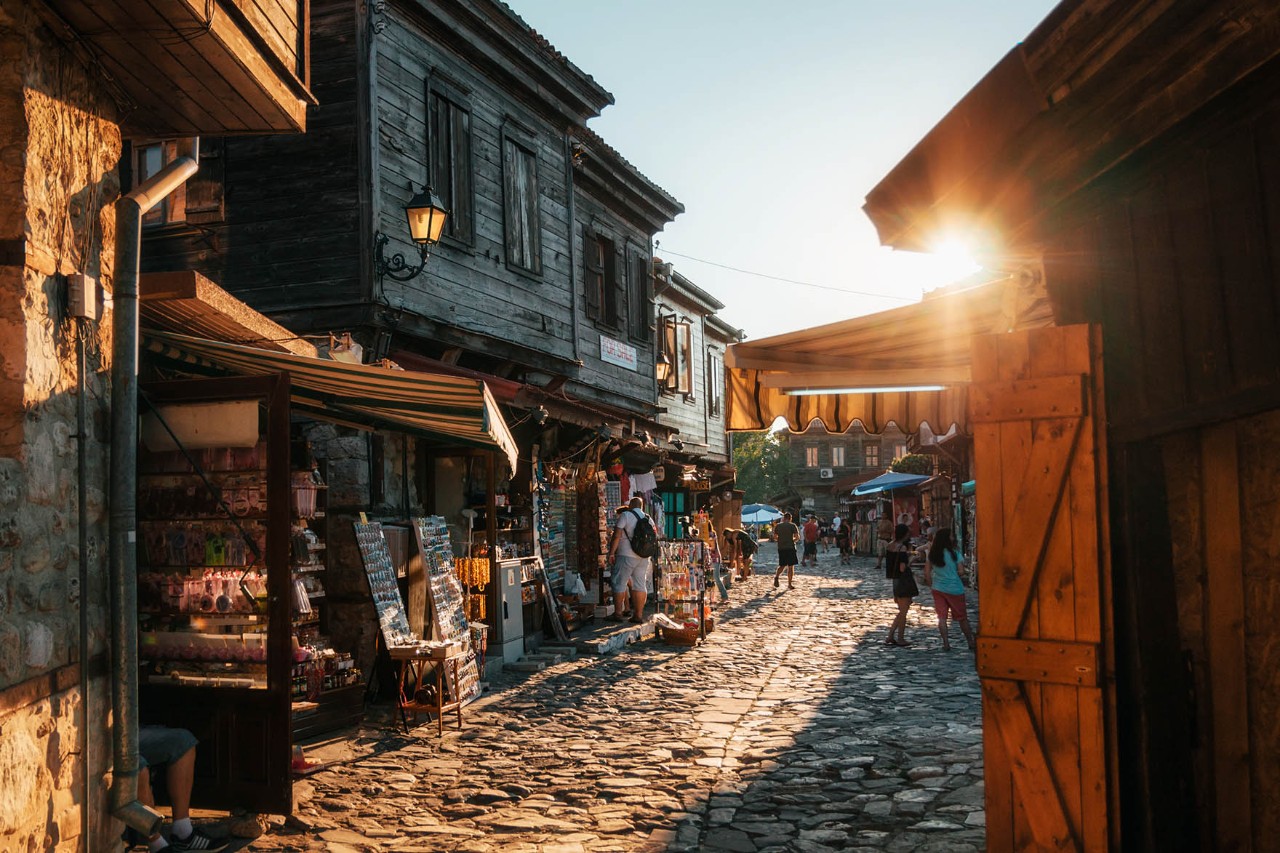  Altstadt von Nessebar mit historischen Häusern und Blick aufs Meer.