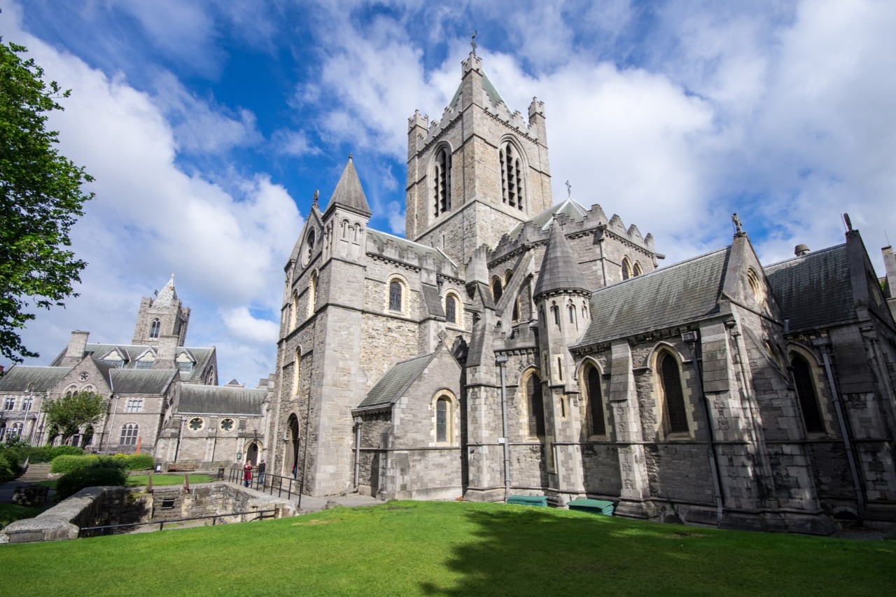 Christ Church Cathedral aus grauem Stein mit hohem Turm.