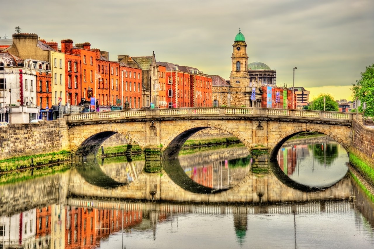 Steinbrücke mit drei Bögen über Fluss in Dublin.