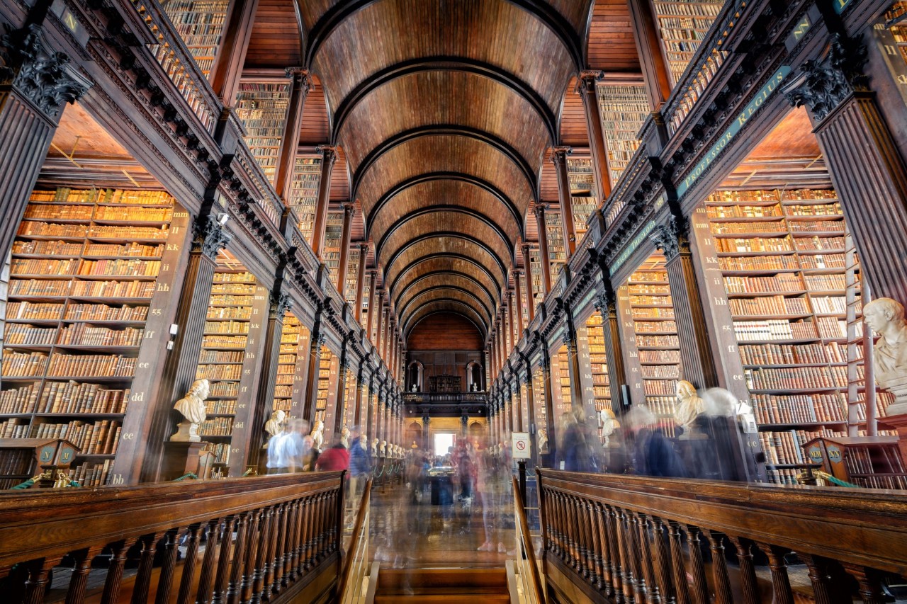 Innenansicht der Long Room Bibliothek mit Holzgewölbe.