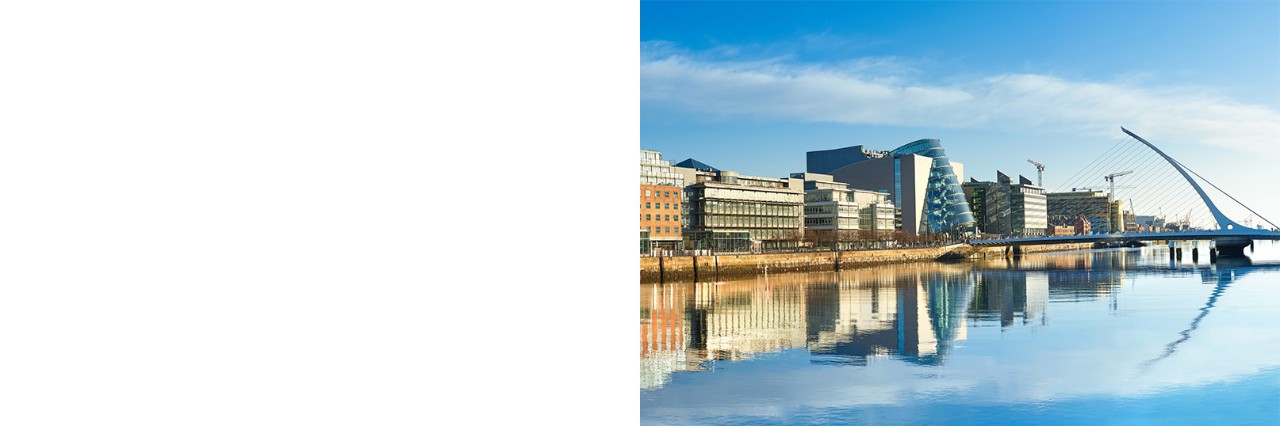 Moderne Gebäude am Ufer der Liffey mit Samuel-Beckett-Brücke.