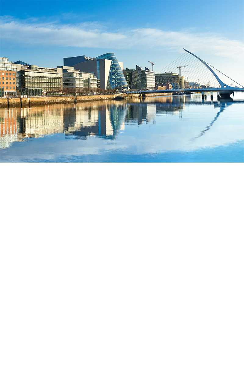 Moderne Gebäude am Ufer der Liffey mit Samuel-Beckett-Brücke.